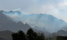 De la fumée s'élève après des frappes aériennes pakistanaises près de Shamshad Ghar, une base militaire afghane située au poste-frontière de Torkham entre l'Afghanistan et le Pakistan, le 27 février 2026 ( AFP / Abdul MAJEED )