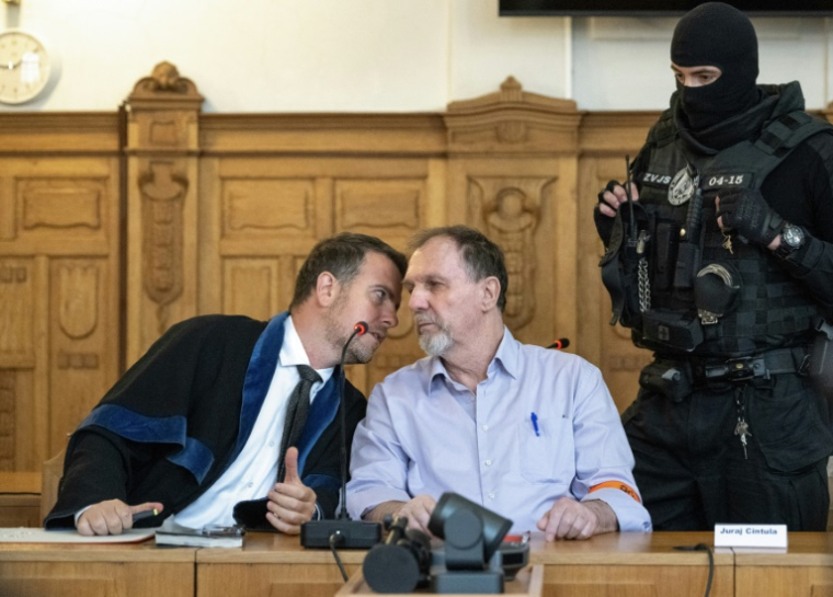 Juraj Cintula (d), accusé d'avoir tiré sur le Premier ministre slovaque Robert Fico en mai 2024, parle avec son avocat Namir Alyastry (g) dans la salle d'audience de Banska Bystrica, avant le début de son procès, le 8 juillet 2025 en Slovaquie ( AFP / Joe Klamar )