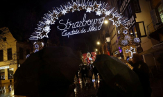 Des personnes visitent le marché de Noël à Strasbourg