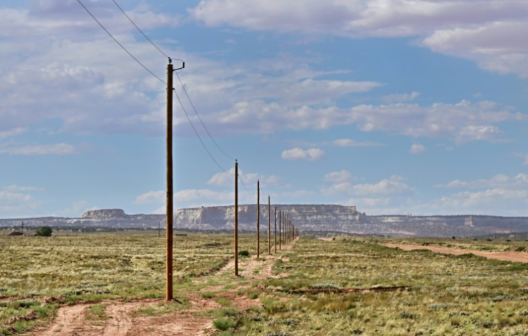Des poteaux électrique récemment installés à Tonalea, en Arizona, le 8 juillet 2025, dans le cadre d'un projet pour électrifier la réserve amérindienne Navajo ( AFP / Frederic J. BROWN )