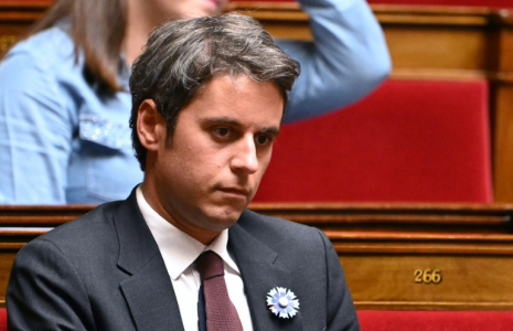 Le parti présidentiel Renaissance, dirigé par Gabriel Attal - ici à l'Assemblée nationale à Paris le 6 mai 2025 - souhaite interdire le voile dans l'espace public pour les mineures de moins de quinze ans ( AFP / BERTRAND GUAY )