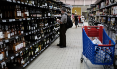 Un présentoir de vins dans un supermarché de Toulouse, le 4 septembre 2023.  ( AFP / CHARLY TRIBALLEAU )