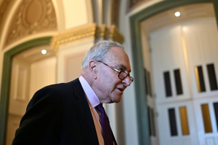 Le chef de la minorité démocrate au Sénat américain, Chuck Schumer, dans les couloirs du Capitole de Washington, le 27 juin 2025 ( AFP / Alex WROBLEWSKI )