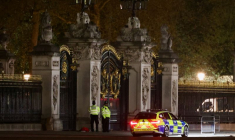 Des membres de la police montent la garde aux portes du palais de Buckingham