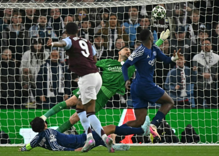 Parade du gardien parisien Gianluigi Donnarumma face à Aston Villa, le 15 avril 2025 à Birmingham ( AFP / Paul ELLIS )