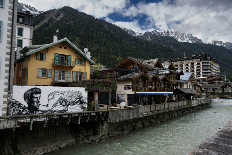 Des chalets et appartements dans le centre-ville de Chamonix, le 24 avril 2025 en Haute-Savoie ( AFP / JEAN-PHILIPPE KSIAZEK )