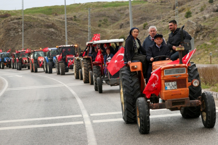 Özgür Özel a affirmé que sa nouvelle formation sera celle des "des retraités, des travailleurs, des agriculteurs, des jeunes, des femmes, des opprimés, de la Turquie, des kémalistes, des démocrates". ( Republican People's Party (CHP) Press Service / HANDOUT )