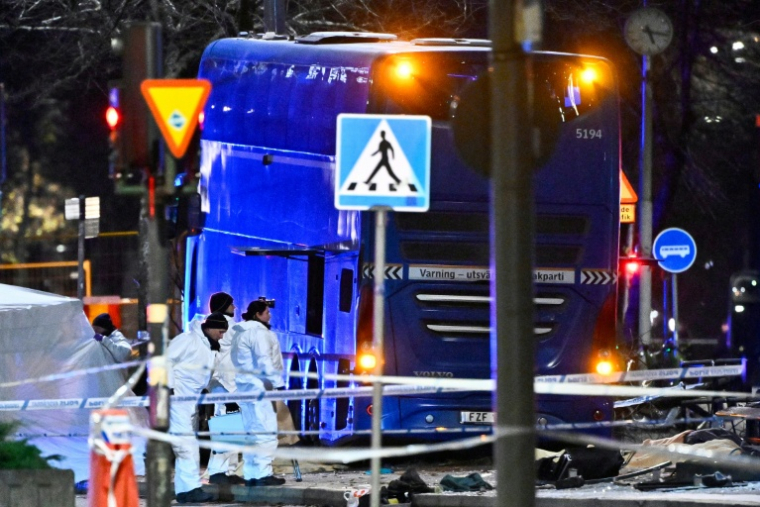 La police scientifique suédoise sur les lieux où un bus a percuté des piétons dans le quartier d'Östermalm à Stockholm, en Suède, le 14 novembre 2025  ( TT News Agency / Claudio BRESCIANI )