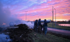 "Barrage filtrant" d'agriculteurs français à l'entrée du port du Havre, le 11 janvier 2026, afin de dénoncer l'accord de libre-échange entre l'UE et des pays du Mercosur ( AFP / Lou BENOIST )