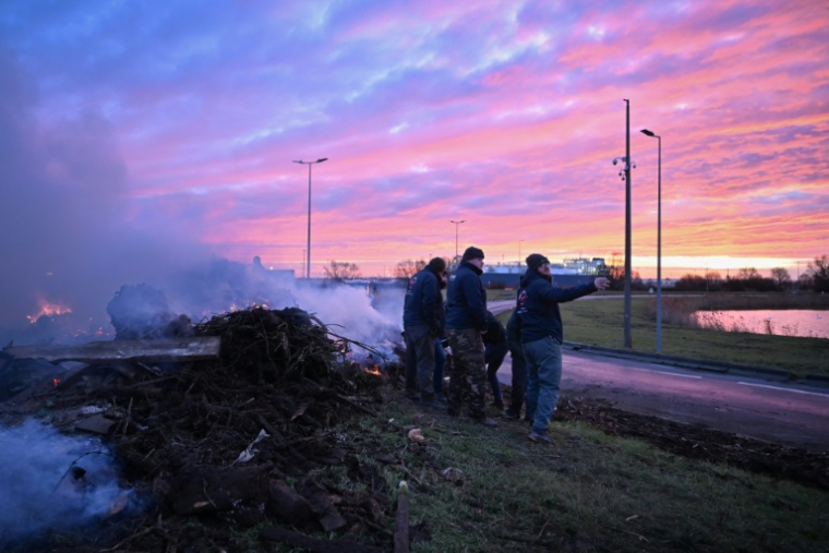"Barrage filtrant" d'agriculteurs français à l'entrée du port du Havre, le 11 janvier 2026, afin de dénoncer l'accord de libre-échange entre l'UE et des pays du Mercosur ( AFP / Lou BENOIST )