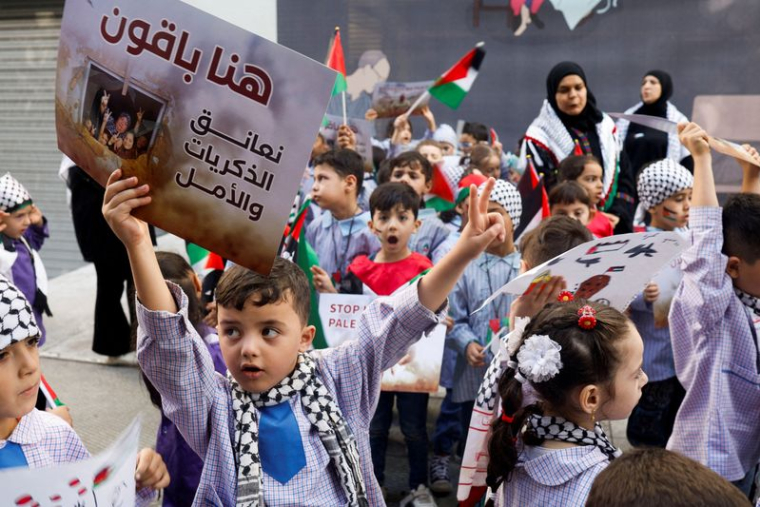 Manifestation de solidarité avec les Palestiniens de Gaza devant les bureaux de la Croix-Rouge à Beyrouth