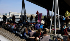 Des militants du groupe écologiste Extinction Rebellion (XR) occupent la passerelle Simone-de-Beauvoir dans Paris, le 21 mars 2026 ( AFP / Kenzo TRIBOUILLARD )