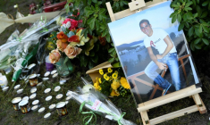 Hommage à Ilan Halimi le 13 février 2019 à Sainte-Geneviève-des-Bois, en Essonne, deux jours après que deux arbres plantés en son honneur y ont été vandalisés ( AFP / Bertrand GUAY )