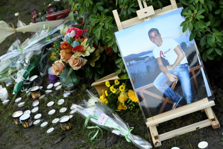 Hommage à Ilan Halimi le 13 février 2019 à Sainte-Geneviève-des-Bois, en Essonne, deux jours après que deux arbres plantés en son honneur y ont été vandalisés ( AFP / Bertrand GUAY )