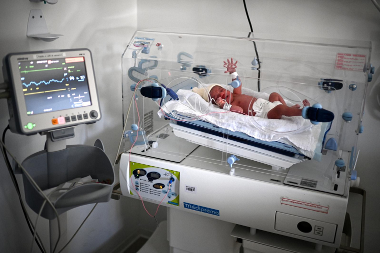 "Le risque de décès néonatal est multiplié par deux lorsque le trajet jusqu'à la maternité dépasse 45 minutes", avait affirmé le jour du vote la députée Josiane Corneloup (Droite républicaine). ( AFP / CHRISTOPHE ARCHAMBAULT )