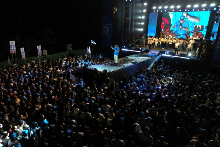 Meeting de fin de campagne de Rafael Lopez Aliaga, candidat à la présidence du Pérou pour le parti Renovacion Popular, à Lima, le 9 avril 2026 ( AFP / Luis ROBAYO )