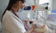 Une infirmière place un nouveau-né dans une couveuse après des examens au service de maternité de l'hôpital d'Ajaccio(Corse) le 18 janvier 2024.  ( AFP / PASCAL POCHARD-CASABIANCA )