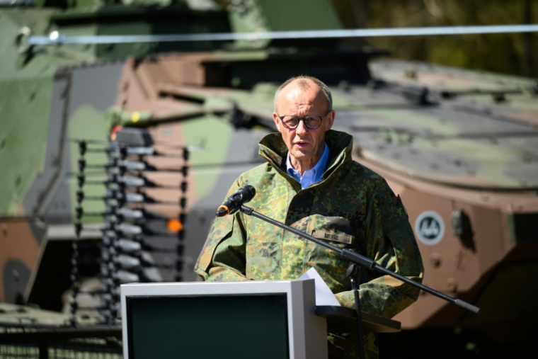 Le chancelier allemand Friedrich Merz fait une déclaration lors de sa visite à la caserne de l'armée allemande à Munster, dans le nord de l'Allemagne, le 30 avril 2026 ( AFP / DANIEL REINHARDT )