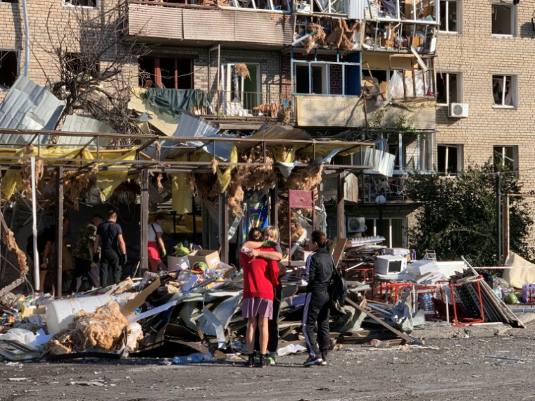 Un immeuble résidentiel lourdement endommagé par des frappes russes à Zaporijjia, grande ville du sud de l'Ukraine, le 30 août 2025 ( AFP / Marina Moiseyenko )