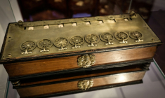Une Pascaline dite d'arpentage, machine à calculer inventée par Blaise Pascal, est exposée le 11 septembre 2025 à Paris chez Christie's en vue de sa vente aux enchères ( AFP / STEPHANE DE SAKUTIN )