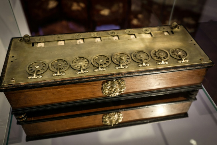 Une Pascaline dite d'arpentage, machine à calculer inventée par Blaise Pascal, est exposée le 11 septembre 2025 à Paris chez Christie's en vue de sa vente aux enchères ( AFP / STEPHANE DE SAKUTIN )