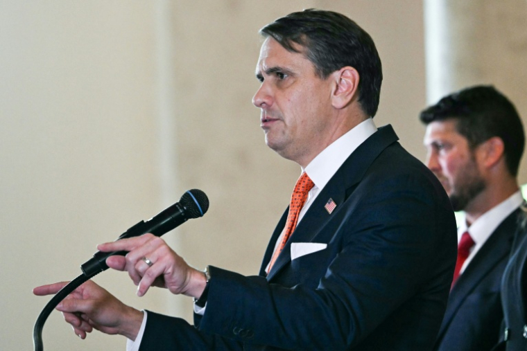 Le ministre américain de la Justice par intérim, Todd Blanche, lors d'une conférence de presse annonçant la mise en accusation de l'ancien président cubain Raul Castro, le 20 mai 2026 à Miami, en Floride  ( AFP / CHANDAN KHANNA )