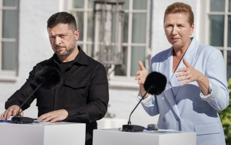 Le président ukrainien Volodymyr Zelensky, à gauche, et la Première ministre danoise Mette Frederiksen, à droite, le 3 septembre 2025 à Copenhague, au Danemark ( Ritzau Scanpix / Liselotte Sabroe )