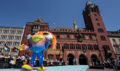"Lumo", la mascotte de l'Eurovision 2025, devant l'hôtel de ville de Bâle, lors de la cérémonie du Concours de la chanson, le 11 mai 2025 en Suisse ( AFP / Fabrice COFFRINI )