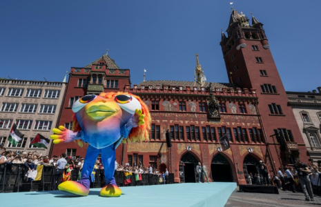 "Lumo", la mascotte de l'Eurovision 2025, devant l'hôtel de ville de Bâle, lors de la cérémonie du Concours de la chanson, le 11 mai 2025 en Suisse ( AFP / Fabrice COFFRINI )