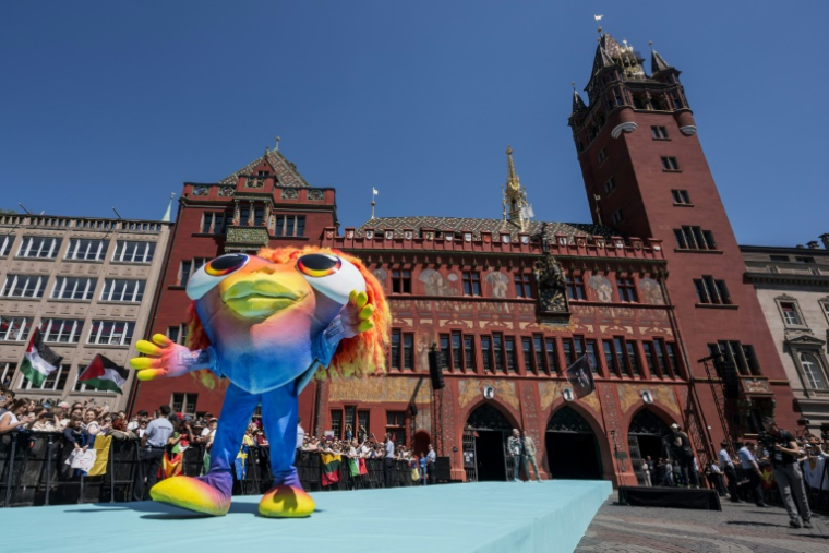 "Lumo", la mascotte de l'Eurovision 2025, devant l'hôtel de ville de Bâle, lors de la cérémonie du Concours de la chanson, le 11 mai 2025 en Suisse ( AFP / Fabrice COFFRINI )