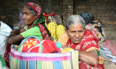 Des migrantes bangladaises arrivent près du camp de la Force de sécurité des frontières indienne (BSF) à Hakimpur, à 80 km de Calcutta (nord-est de l'Inde), le 28 mai 2026  ( AFP / Dibyangshu SARKAR )