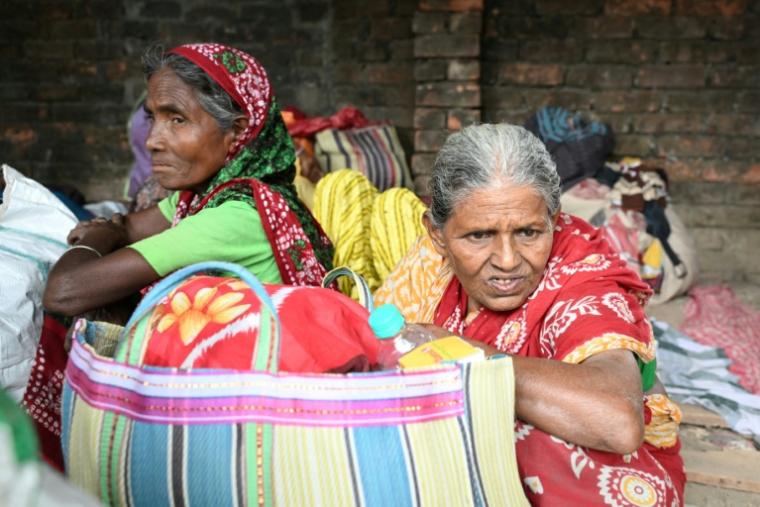 Des migrantes bangladaises arrivent près du camp de la Force de sécurité des frontières indienne (BSF) à Hakimpur, à 80 km de Calcutta (nord-est de l'Inde), le 28 mai 2026  ( AFP / Dibyangshu SARKAR )