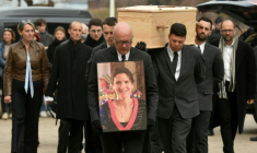 Des proches assistent aux obsèques de la professeure Agnès Lassalle à l'église Sainte-Eugénie de Biarritz, le 3 mars 2023 dans les Pyrénées-Atlantiques ( AFP / GAIZKA IROZ )