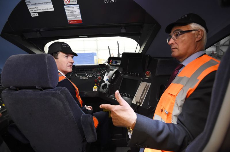 Photo d'archives de l'ancien ministre britannique des Finances George Osborne visitant l'usine Hitachi Rail Europe à Ashford, en Grande-Bretagne