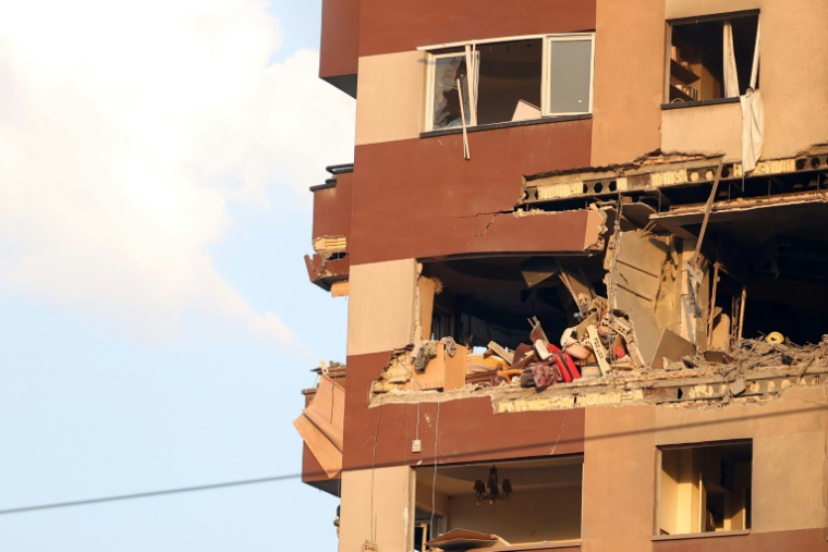Photo montrant une vue partielle d’un appartement détruit par une frappe israélienne dans la capitale iranienne, Téhéran, le 13 juin 2025 ( AFP / - )