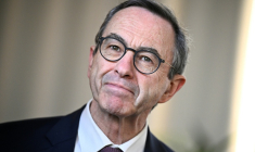 Le président de LR Bruno Retailleau lors d'une conférence de presse au Blanc-Mesnil, près de Paris, le 5 mars 2026 ( AFP / JULIEN DE ROSA )