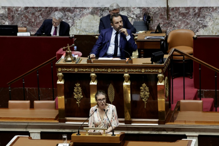 Sébastien Chenu (c), député RN et vice-président de l'Assemblée nationale, écoute Aurore Bergé, ministre déléguée chargée de l'Égalité, lors de l'examen du projet de loi sur la protection des mineurs à l'Assemblée nationale, le 15 juillet 2026 à Paris ( AFP / STEPHANE DE SAKUTIN )