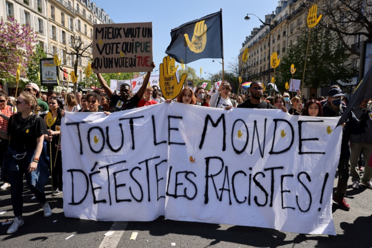 Des manifestants contre le racisme et le fascisme à Paris le 16 avril 2022. ( AFP / THOMAS COEX )