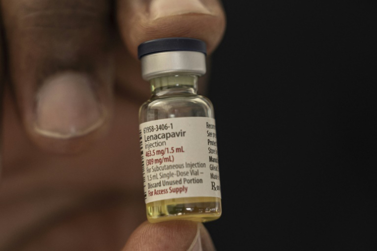 Un professionnel de santé présente un flacon de lenacapavir, un traitement injectable à action prolongée utilisé dans le cadre de la prophylaxie pré-exposition (PrEP) contre le VIH, dans un centre de santé à Nairobi, le 26 février 2026 ( AFP / SIMON MAINA )