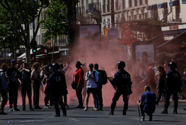 Des manifestants d'ultra-gauche s'opposent à des manifestants d'ultradroite, le 10 mai 2025 à Paris ( AFP / GEOFFROY VAN DER HASSELT )