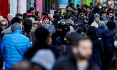 Des gens marchent dans une rue de New York