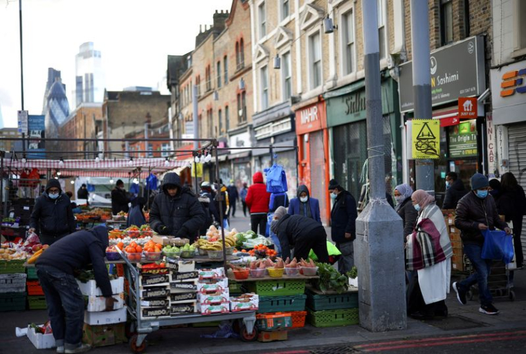 Photo d'archives de personnes sur un marché dans l'est de Londres