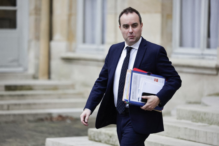 Sébastien Lecornu à Paris, le 6 février 2025. ( AFP / STEPHANE DE SAKUTIN )