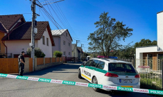 Des policiers gardent l’entrée d’une école à Staškov, dans le nord-ouest de la Slovaquie, après une attaque au couteau survenue le 29 septembre 2026 ( TA3 / Ta3 )