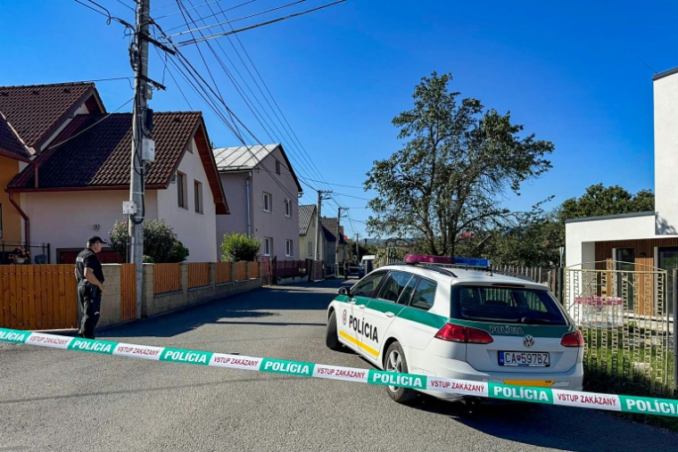 Des policiers gardent l’entrée d’une école à Staškov, dans le nord-ouest de la Slovaquie, après une attaque au couteau survenue le 29 septembre 2026 ( TA3 / Ta3 )