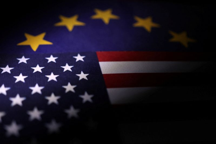 Illustration des drapeaux des États-Unis et de l'Union Européenne