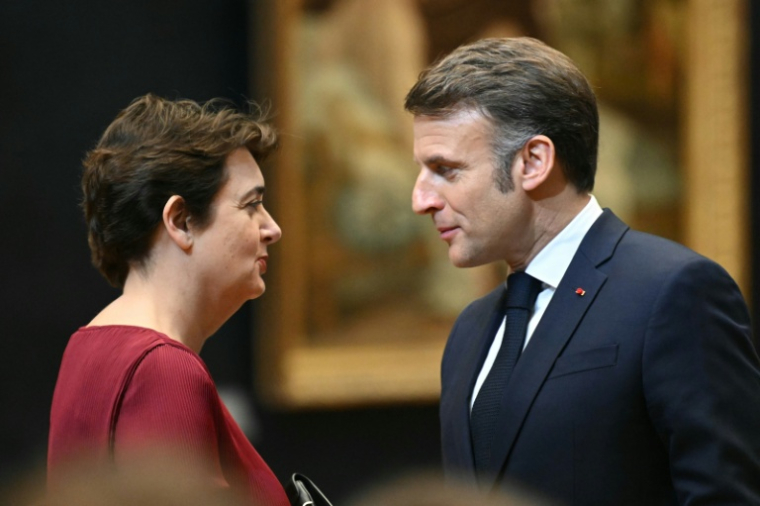 Le président français Emmanuel Macron (d.) s'entretient avec la présidente-directrice du musée du Louvre, Laurence des Cars, au musée du Louvre à Paris, le 28 janvier 2025 ( POOL / Bertrand GUAY )