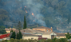 Un incendie proche des habitations à Bizanet, le 29 juin 2025 ( AFP / IDRISS BIGOU-GILLES )