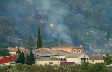 Un incendie proche des habitations à Bizanet, le 29 juin 2025 ( AFP / IDRISS BIGOU-GILLES )