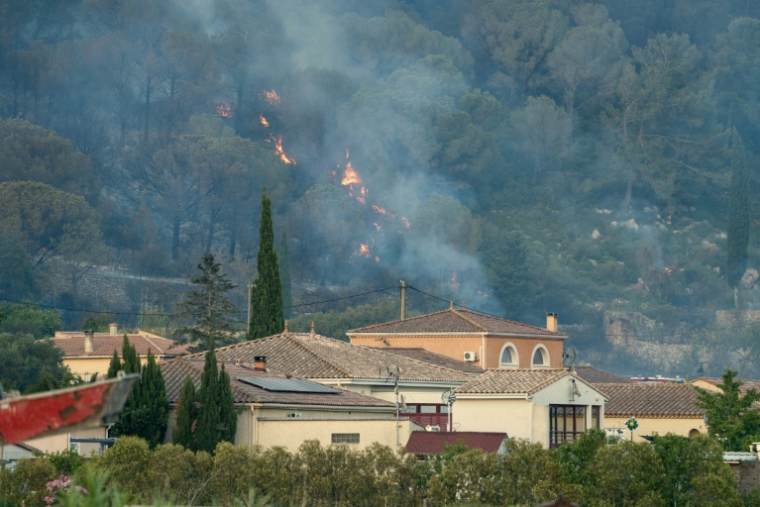 Un incendie proche des habitations à Bizanet, le 29 juin 2025 ( AFP / IDRISS BIGOU-GILLES )
